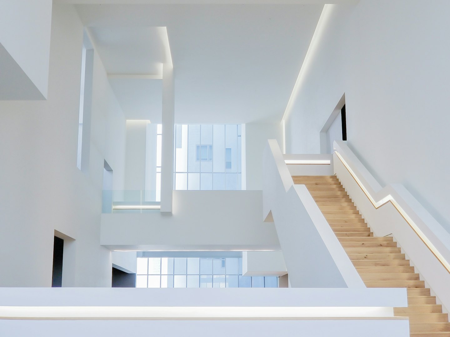 Moderna scala con illuminazione integrata in una casa minimalista.